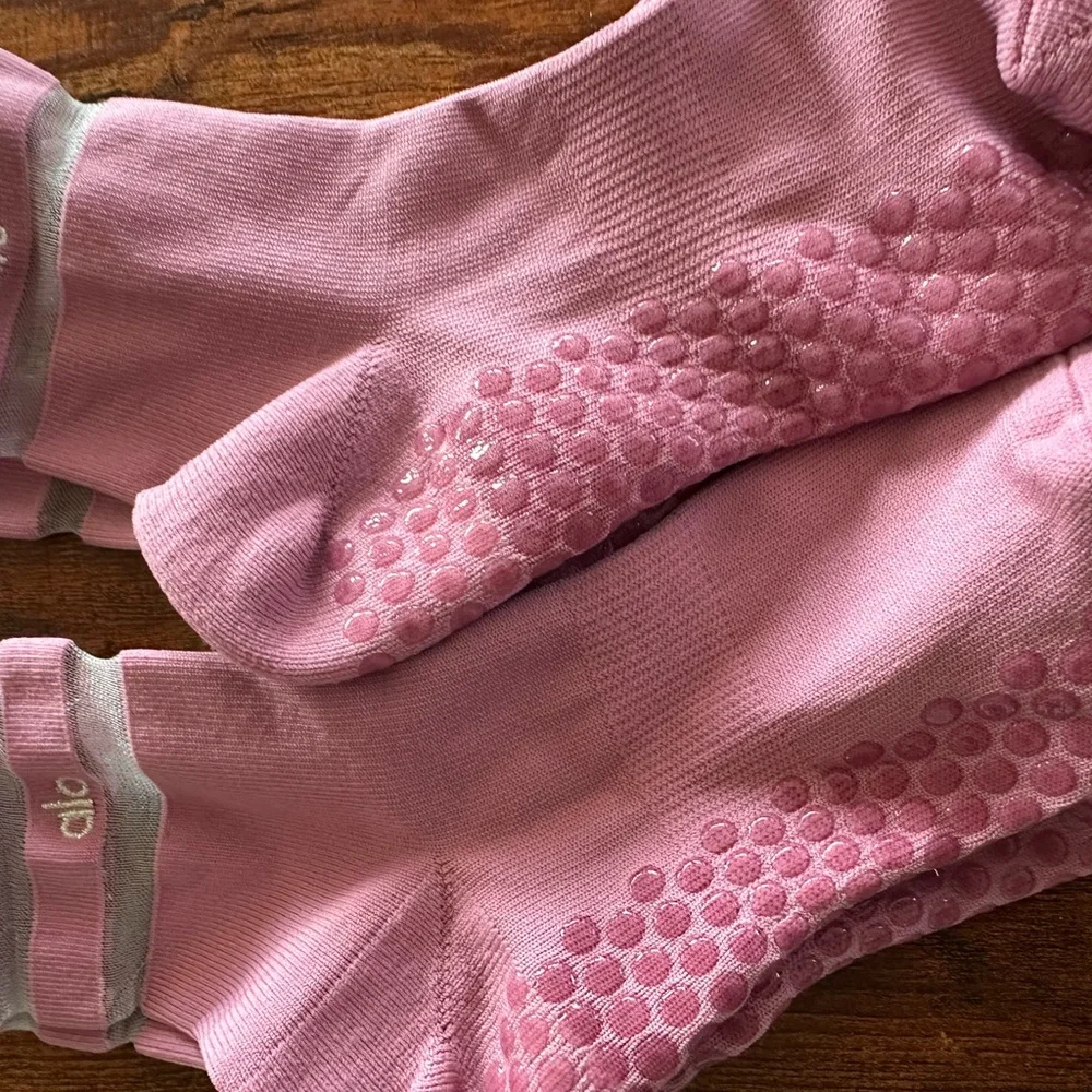 ALO Yoga Grip Socks in Dusty Pink Rose Size M/L